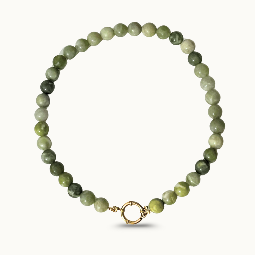 Collier Olivine – Perles vert olive et fermoir doré en acier inoxydable