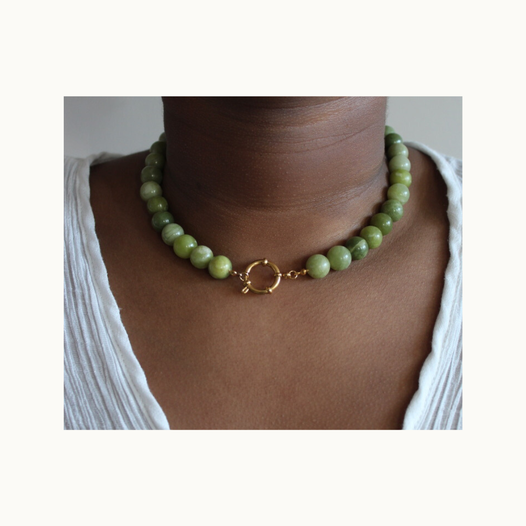 Collier Olivine – Perles vert olive et fermoir doré en acier inoxydable