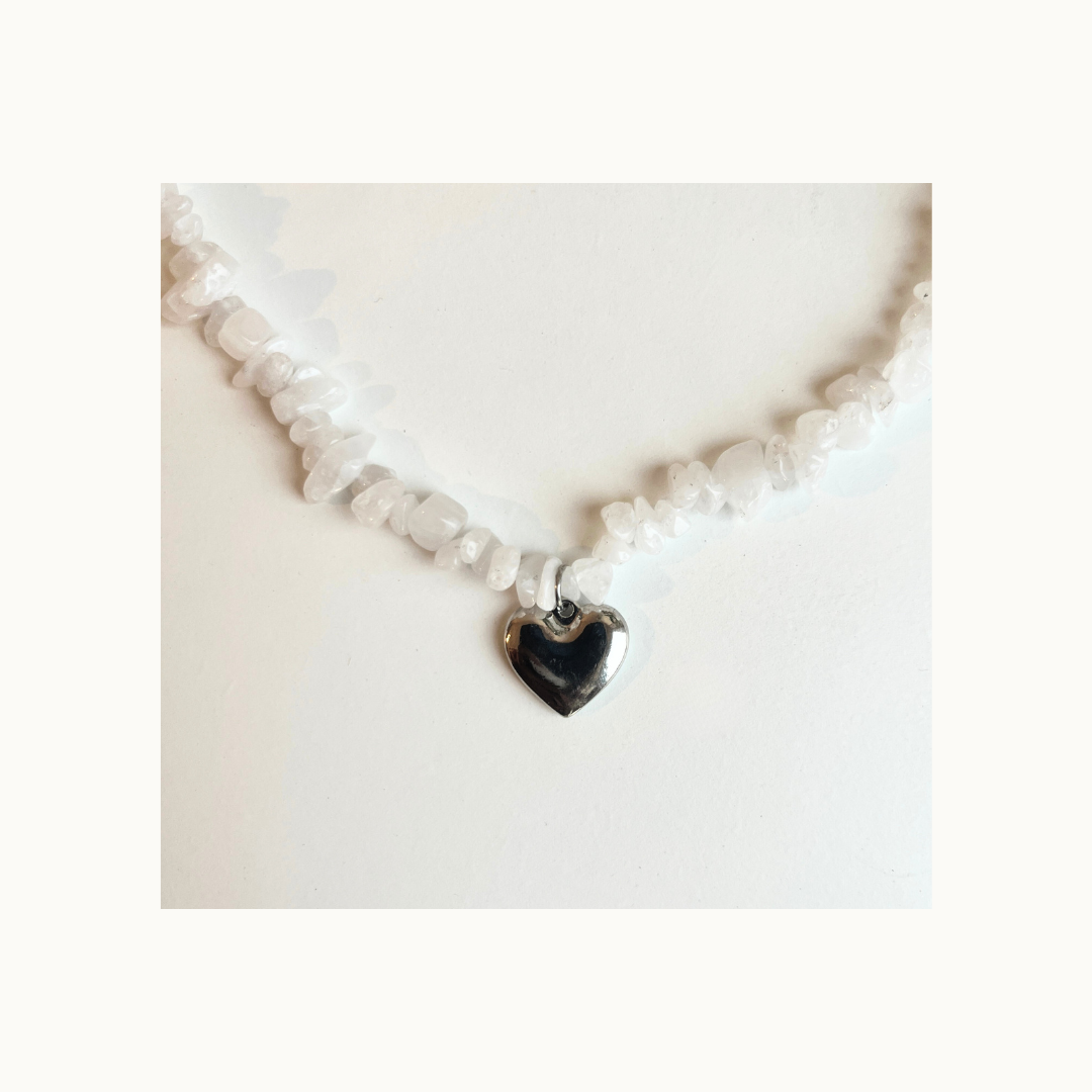 Collier Alba – Perles blanches et cœur argenté en acier inoxydable