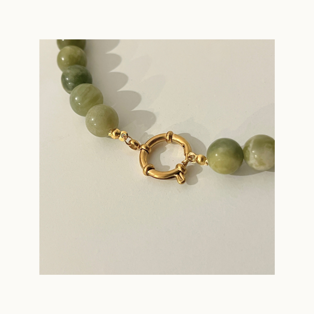 Collier Olivine – Perles vert olive et fermoir doré en acier inoxydable