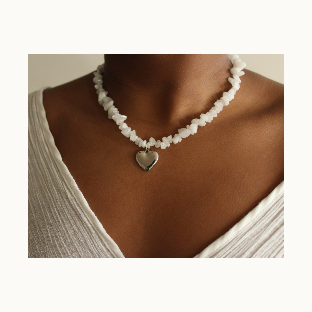 Collier Alba – Perles blanches et cœur argenté en acier inoxydable