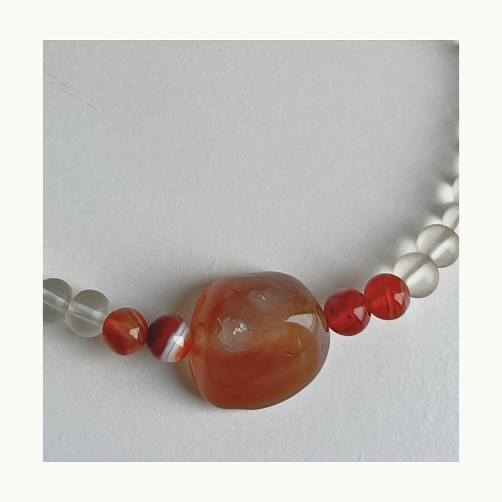Collier Amber Flow — Perles Givrées & Pierre d’Agathe
