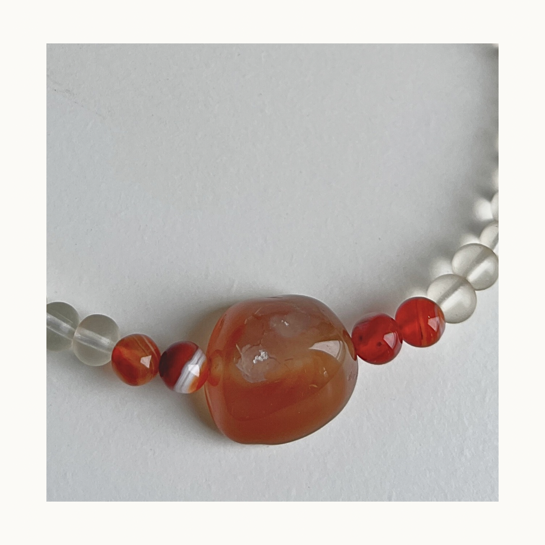 Collier Amber Flow — Perles Givrées & Pierre d’Agathe
