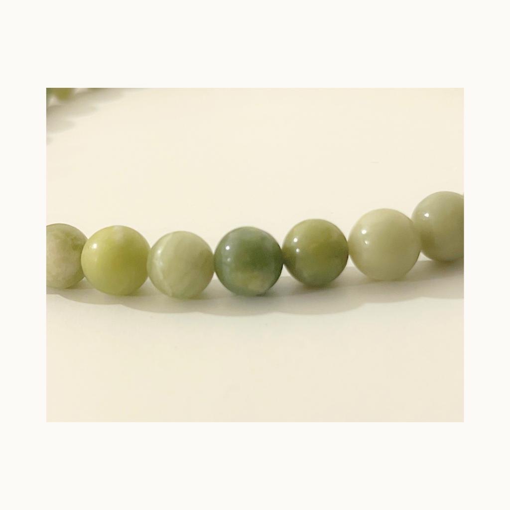 Collier Olivine – Perles vert olive et fermoir doré en acier inoxydable