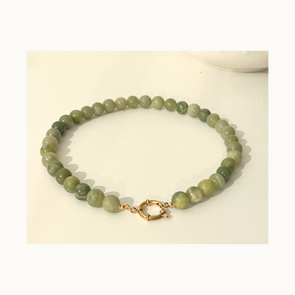 Collier Olivine – Perles vert olive et fermoir doré en acier inoxydable