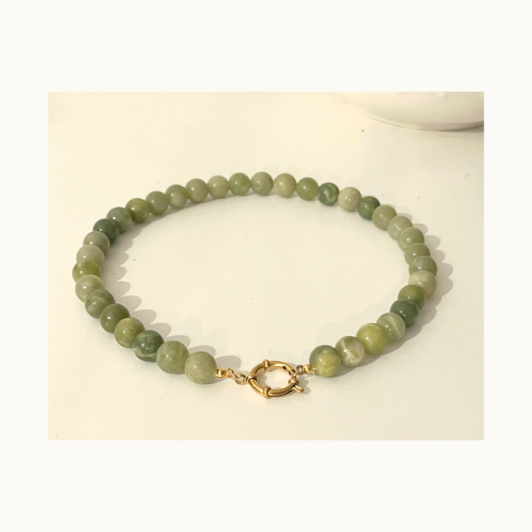 Collier Olivine – Perles vert olive et fermoir doré en acier inoxydable