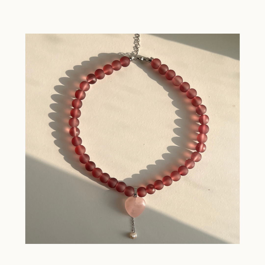 Collier “Heart Drop” – Quartz Rose & Perles Bordeaux