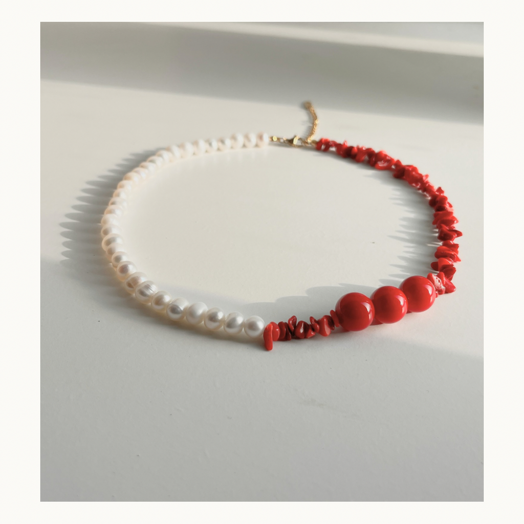 Collier “Red Balance” – Perles blanches & pierres rouges
