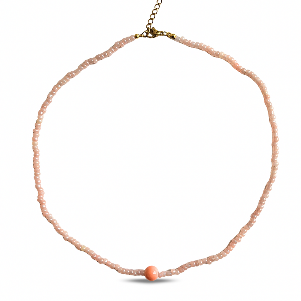 Collier “Peach Glow” — Perles Rose & Pêche avec Perles Blanches