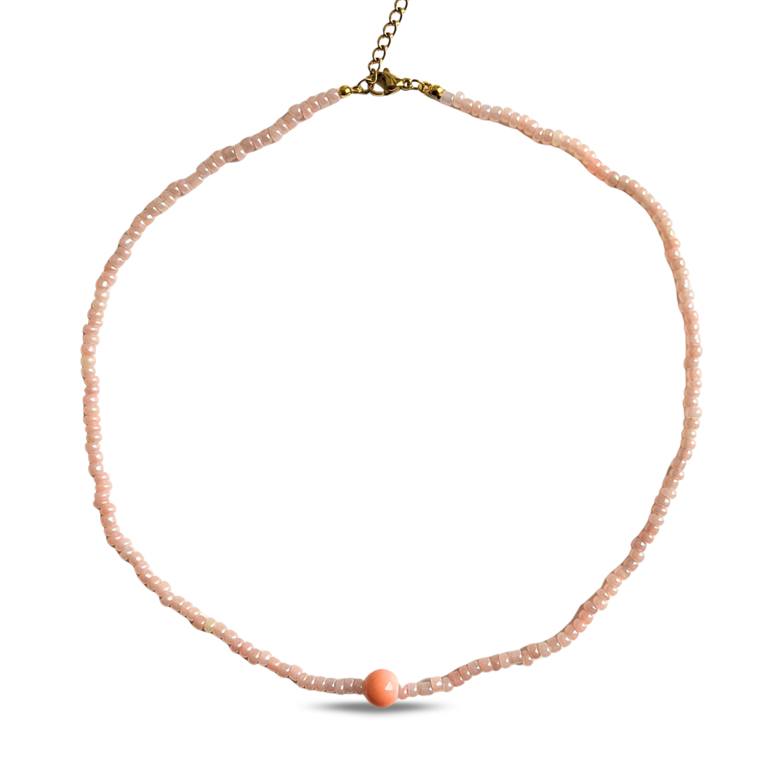 Collier “Peach Glow” — Perles Rose & Pêche avec Perles Blanches