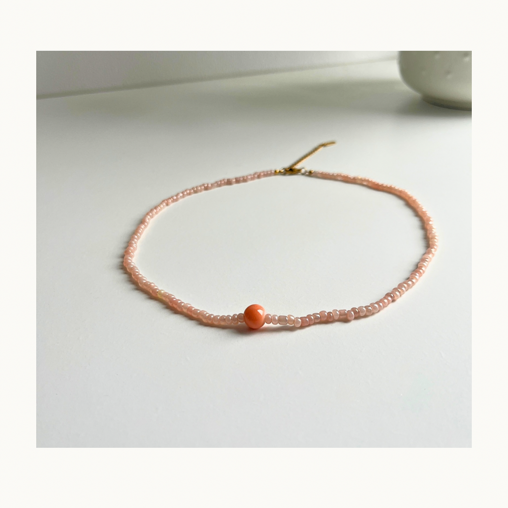 Collier “Peach Glow” — Perles Rose & Pêche avec Perles Blanches