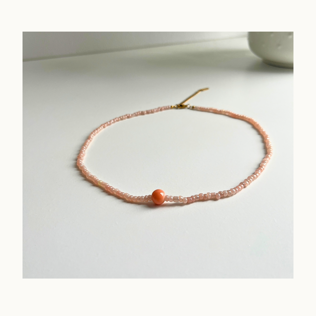 Collier “Peach Glow” — Perles Rose & Pêche avec Perles Blanches
