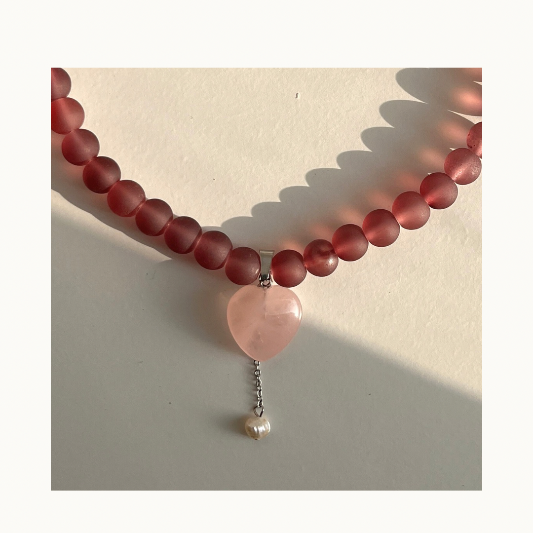 Collier “Heart Drop” – Quartz Rose & Perles Bordeaux