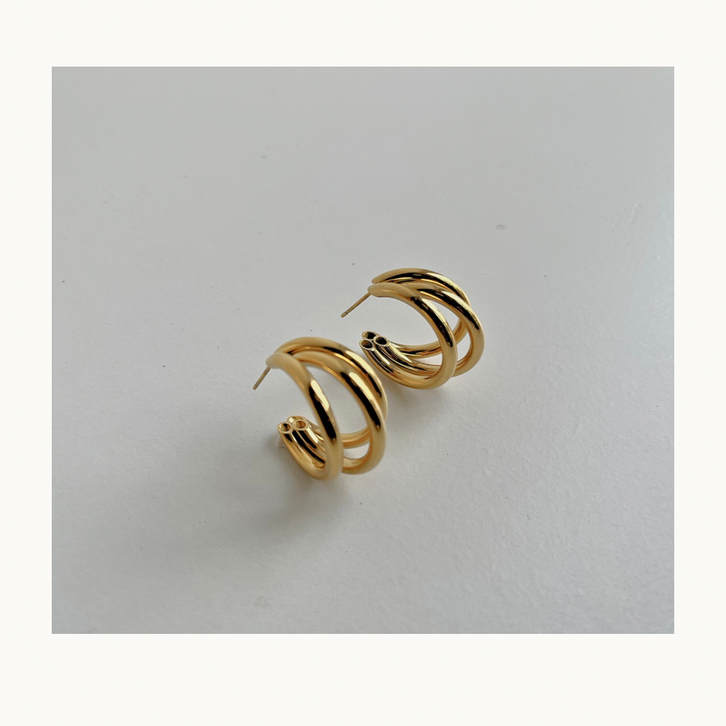Boucles d’oreilles “Triple Glow” – Créoles dorées triples