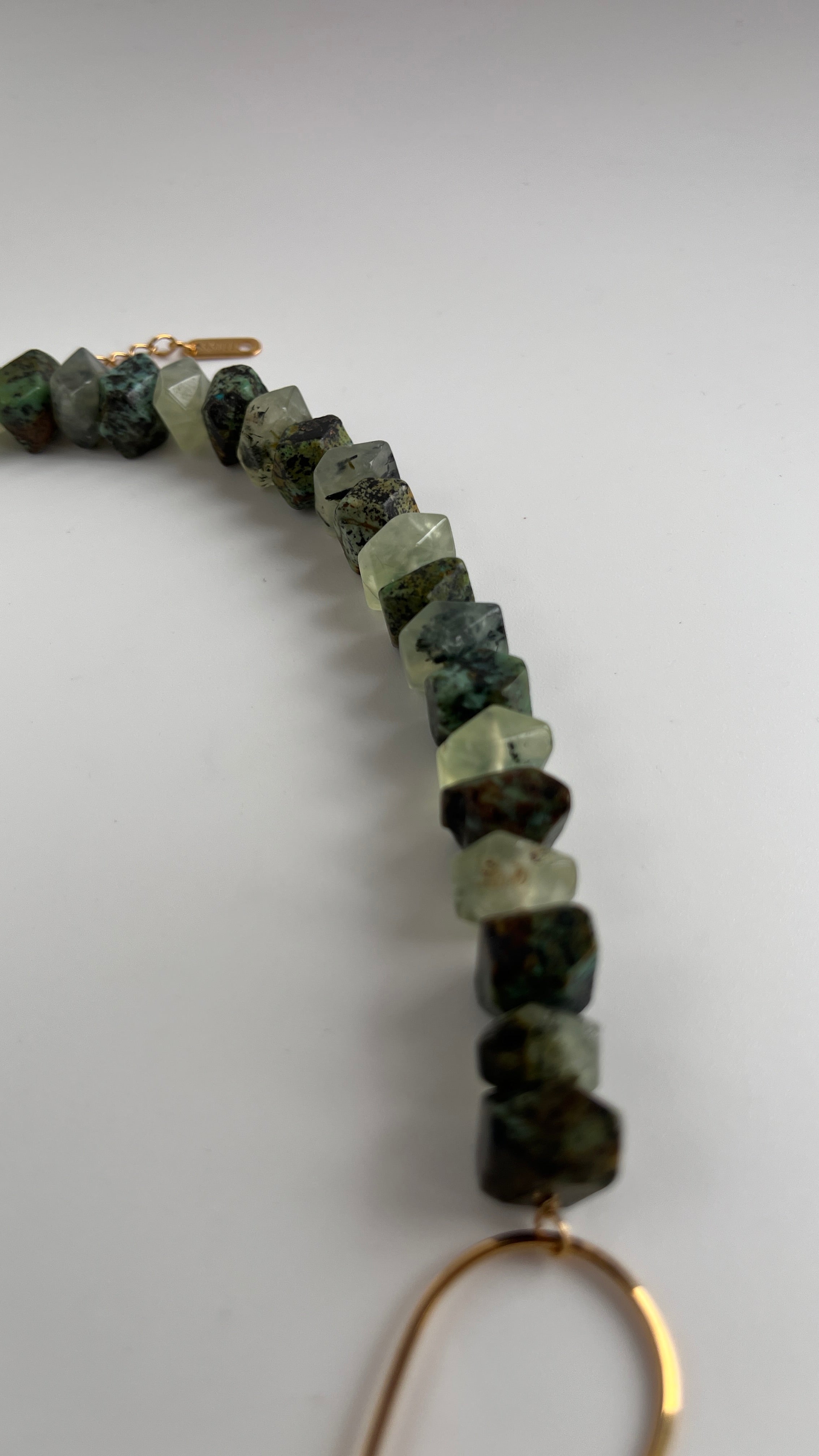 Collier “Terre d’Émeraude” – Jaspe Kambaba & Acier inoxydable Doré