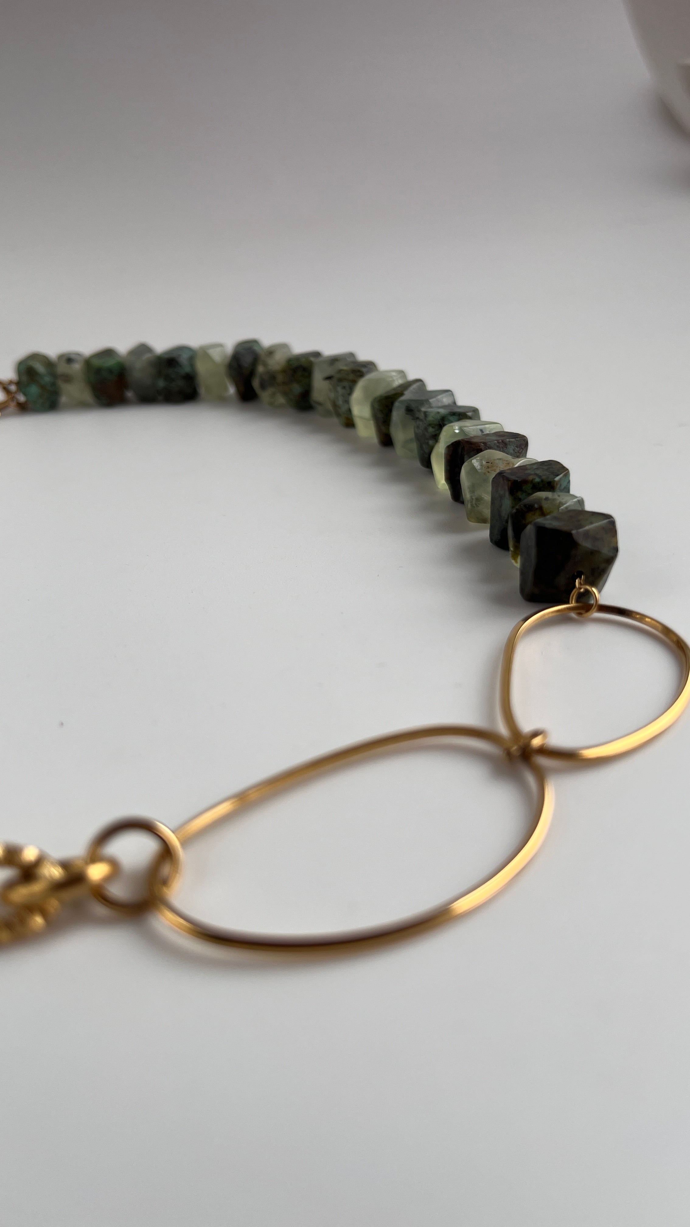 Collier “Terre d’Émeraude” – Jaspe Kambaba & Acier inoxydable Doré