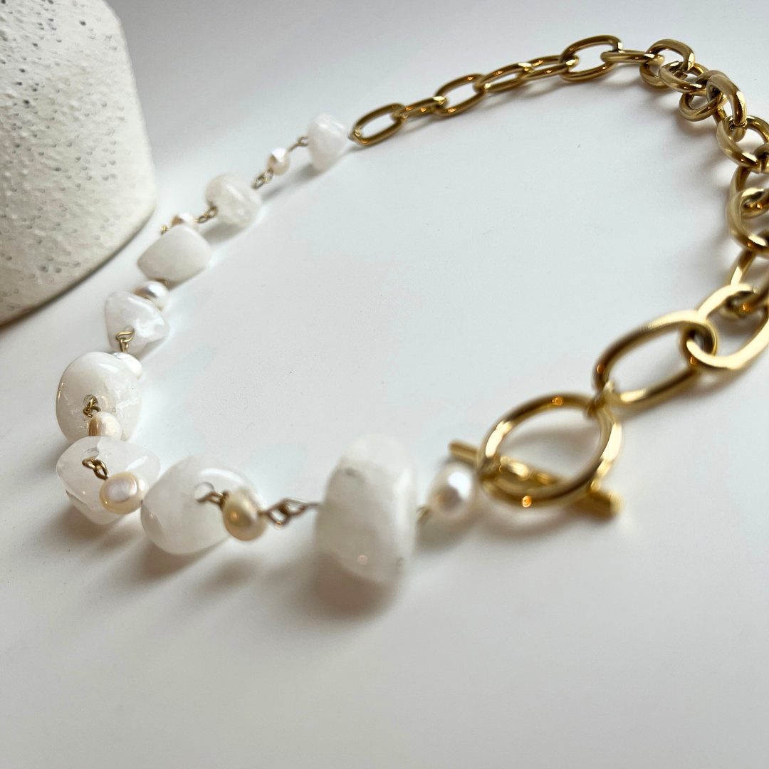 Collier “Moon Glow” – Quartz Blanc, Perles d’Eau Douce & Acier inoxydable Doré
