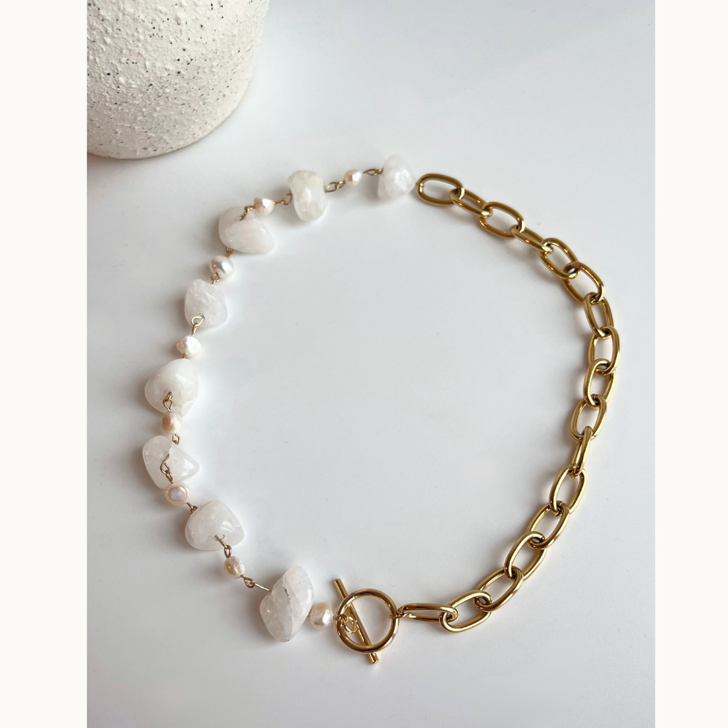 Collier “Moon Glow” – Quartz Blanc, Perles d’Eau Douce & Acier inoxydable Doré