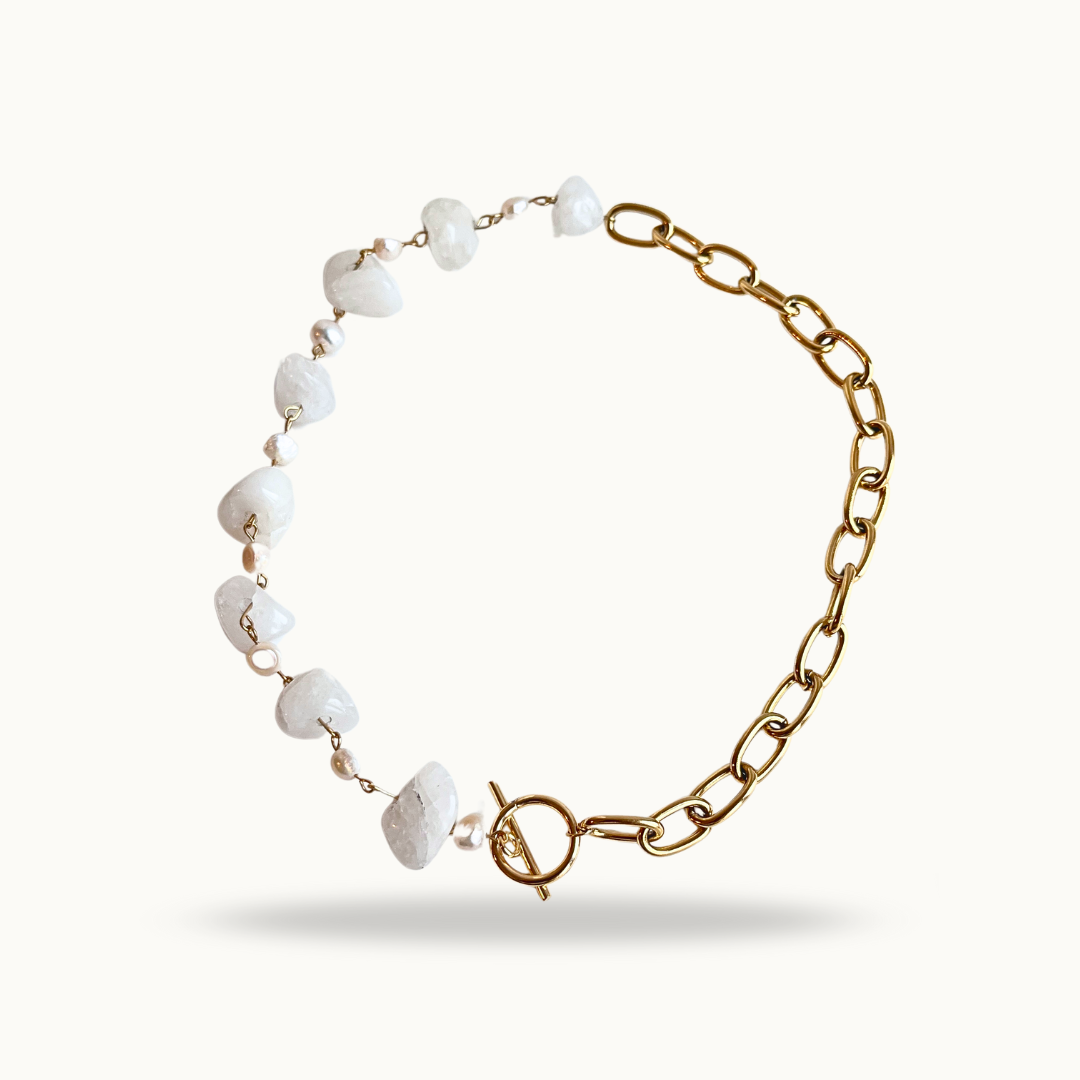 Collier “Moon Glow” – Quartz Blanc, Perles d’Eau Douce & Acier inoxydable Doré
